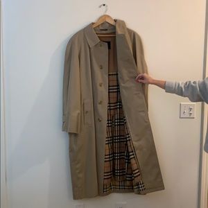 Authentic Burberry trench coat. NEVER WORN Size 52